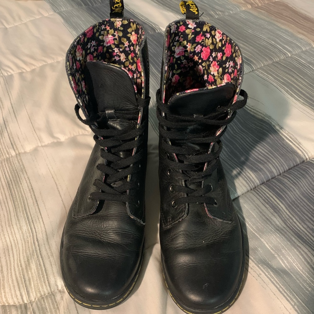 Dr. Martens Stratford fold-over women’s size 9